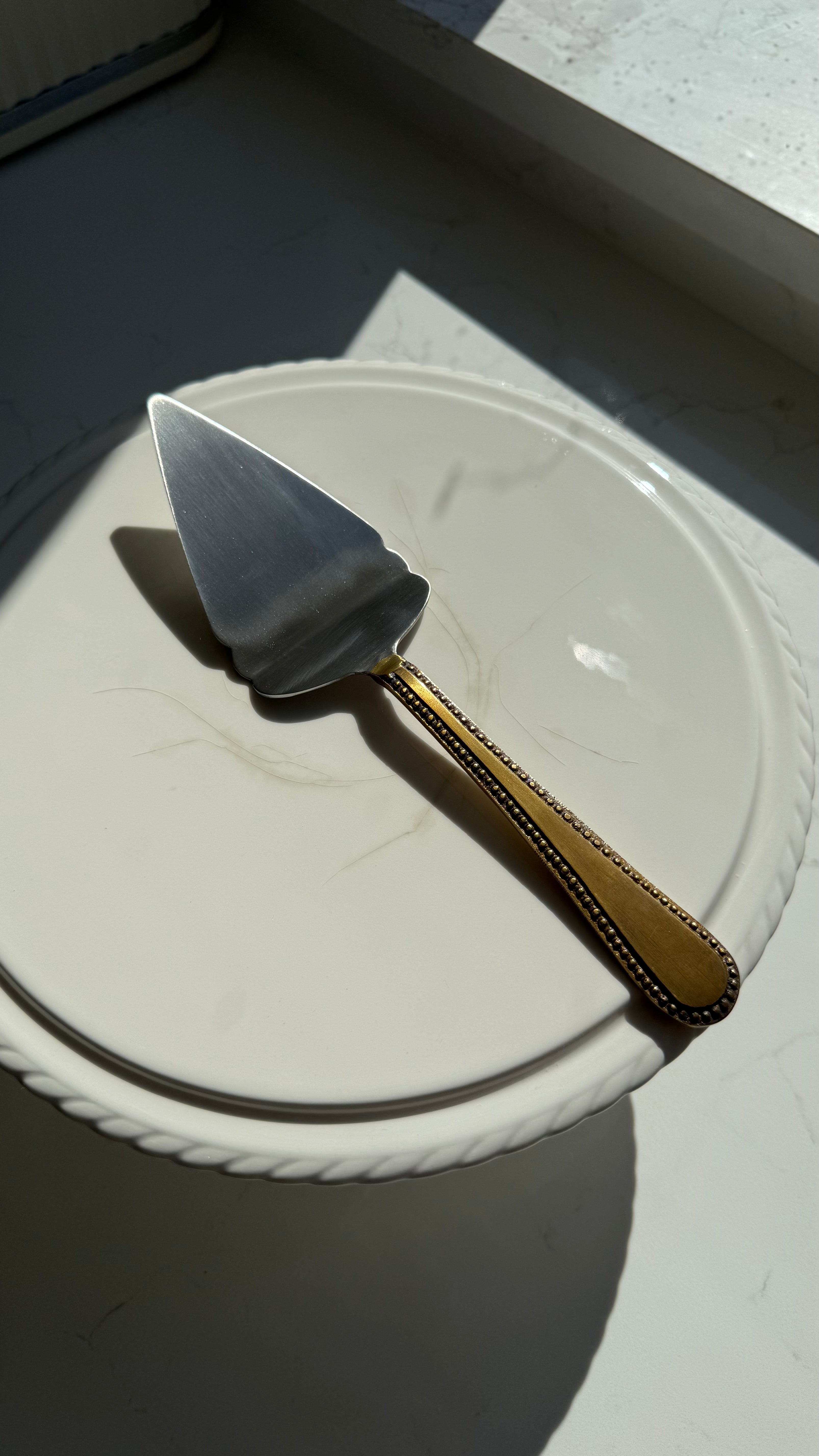 Antique brass cake slice