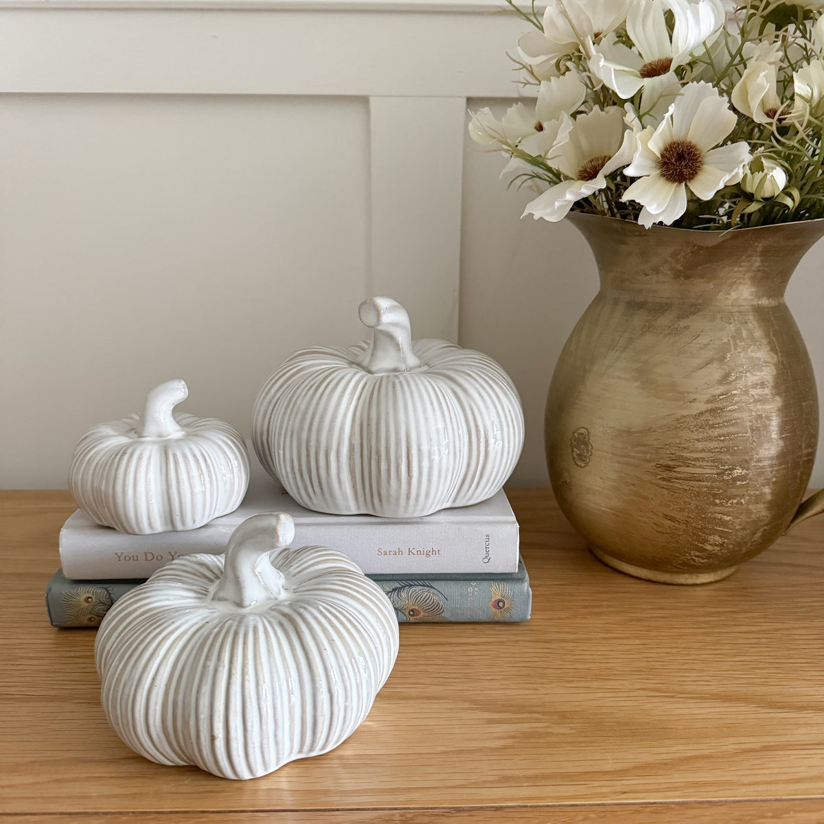 Neutral ribbed ceramic pumpkin - medium